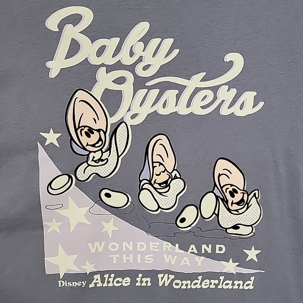 UNIQLO x Disney Alice In Wonderland Baby Oysters UT TShirt Sz M Periwinkle RARE